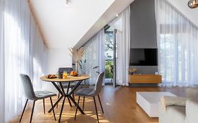 Holidayplus Multiple Apartments, By Cohost